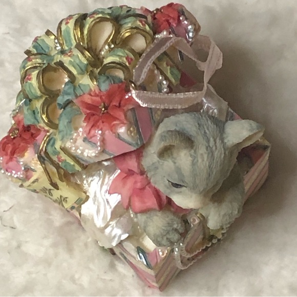 Vintage 2001🎶Music Box Company~Christmas Medley~Ceramic~Kitten Inside A Gift Box - Picture 9 of 15
